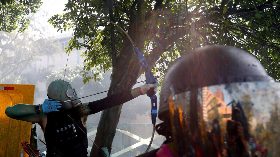 بالصور.. إصابة ضابط في هونغ كونغ بسهم على مرأى صحفيين!