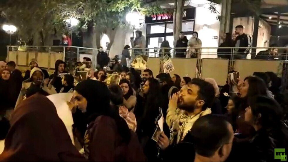 الشرطة الإسرائيلية تقمع مظاهرة مؤيدة لغزة في القدس (فيديو)