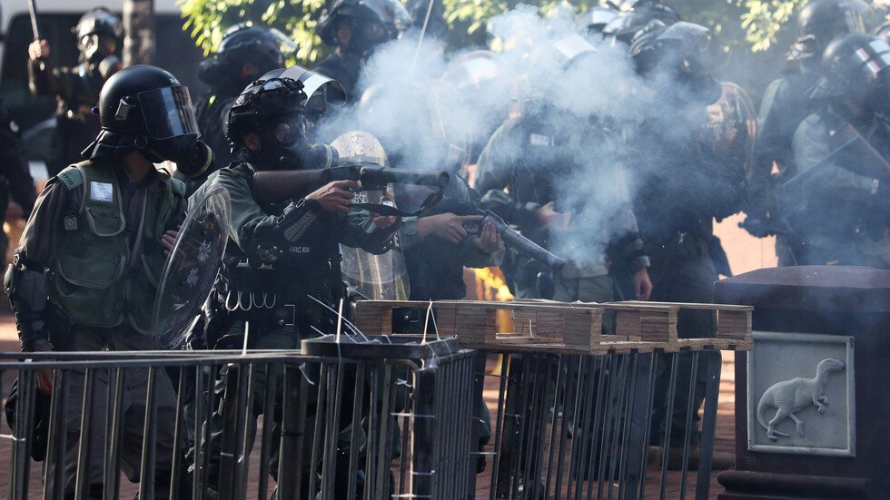 سلطات هونغ كونغ تهدد باستخدام الرصاص الحي ضد 