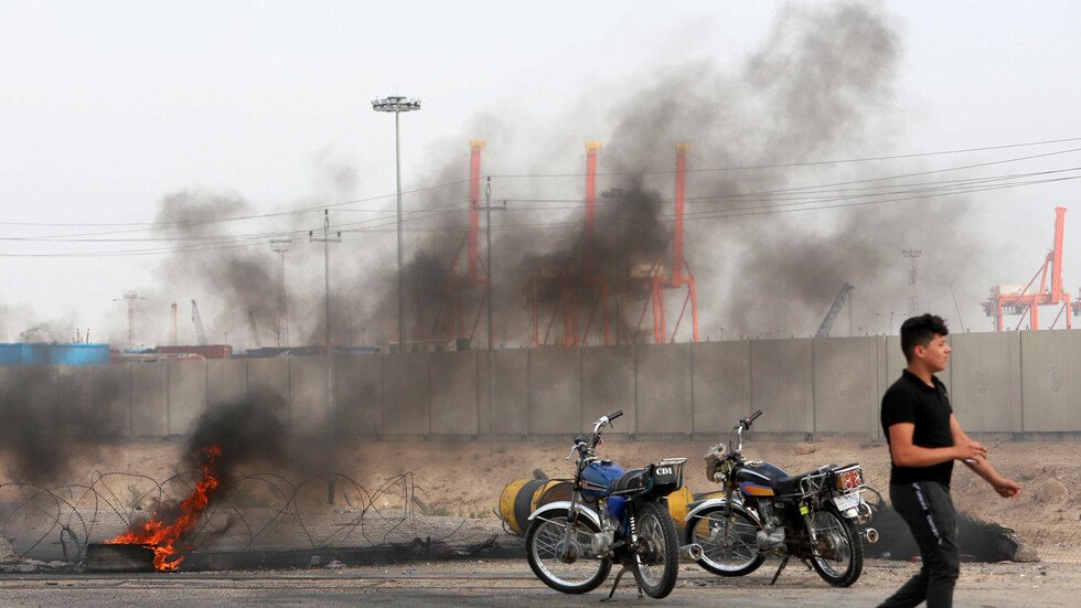 المحتجون يغلقون مدخل ميناء أم قصر مجددا في العراق