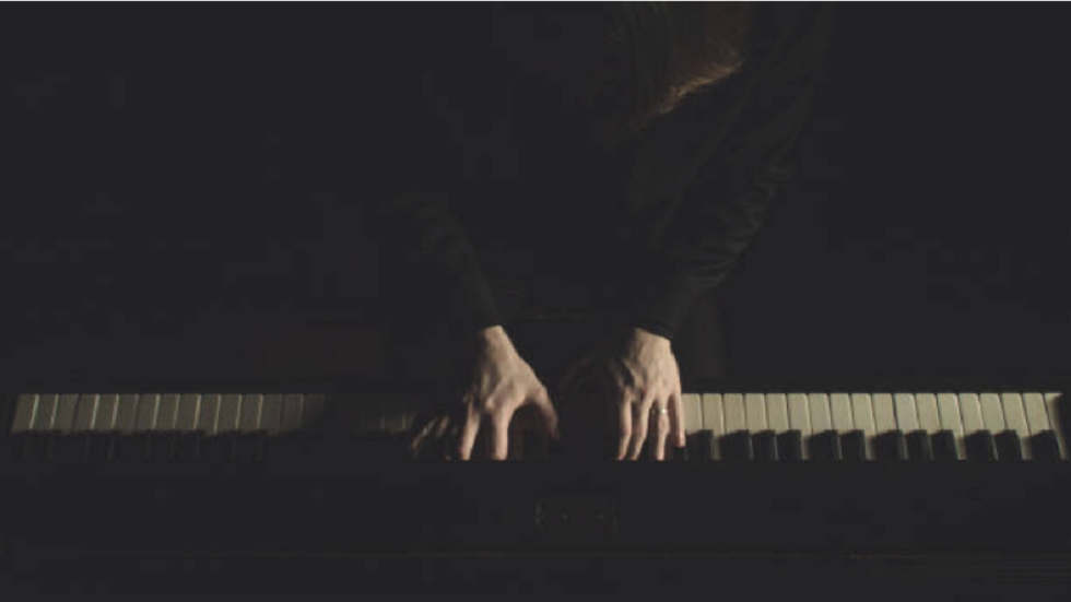 موسيقي يعزف على البيانو أثناء إجراء جراحة في دماغه