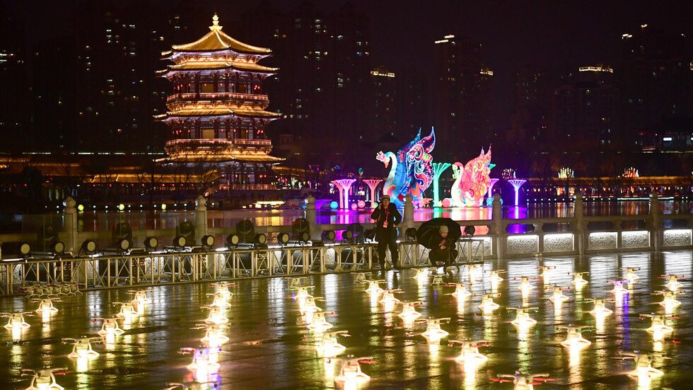 مئات الدورنات في سماء الصين تنفذ عرضا مثيرا للإعجاب