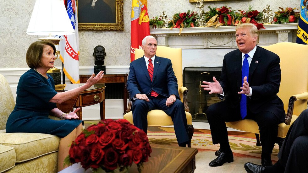 ترامب يصف رئيسة مجلس النواب بالمجنونة