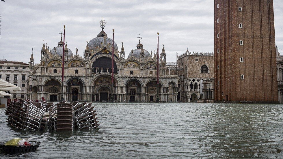 مواطنون روس يتبرعون لإنقاذ البندقية من الغرق