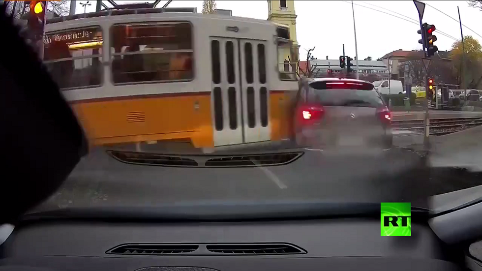 حافلة ترام تصطدم بسيارة وتهرسها