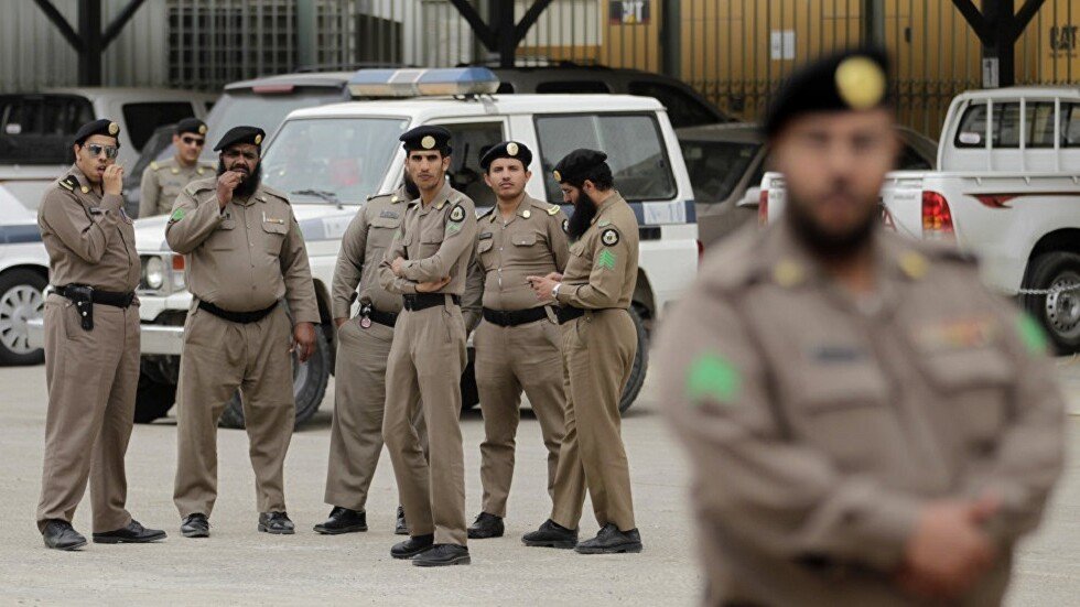 السعودية.. القبض على أب عنف ابنته أمام مدرستها في جدة (فيديو)