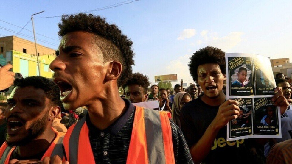 السودان.. السجن لمساعد الرئيس المعزول عمر البشير لدوره بتقويض النظام الدستوري والمشاركة بانقلاب 1989
