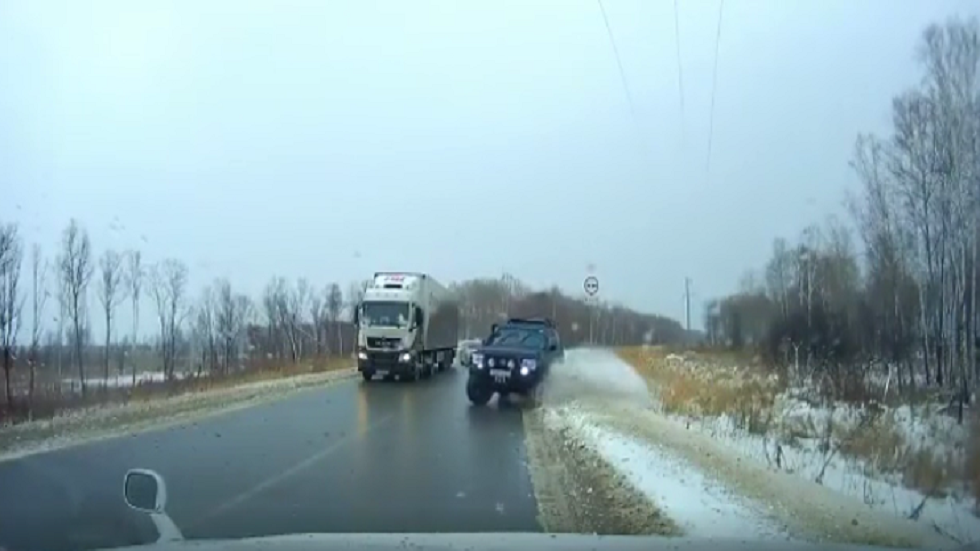 فيديو لتصادم عدة سيارات على طريق مغطى بالجليد