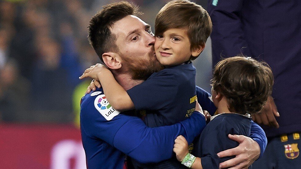 ميسي يخوض تحديا طريفا مع نجله (فيديو)