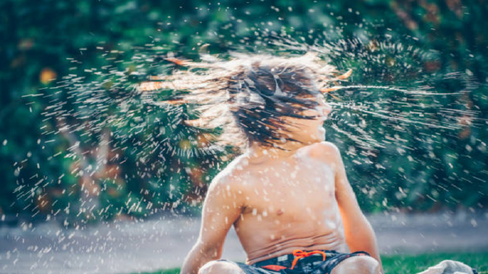 دراسة تكشف عن خطر يرتبط بهز الرأس لإخراج الماء من الأذنين