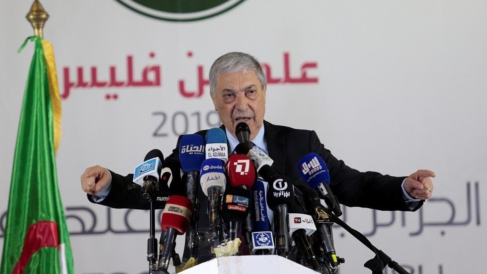 أمام الصحفيين.. بن فليس يتلو دعاء للجزائر