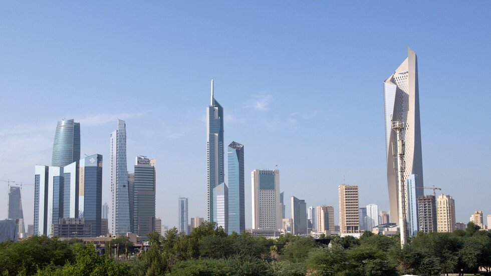 الكويت.. ضابط أمن يدهس شرطي مرور