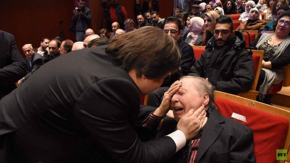 المطرب السوري ذياب مشهور يبكي أثناء تكريمه