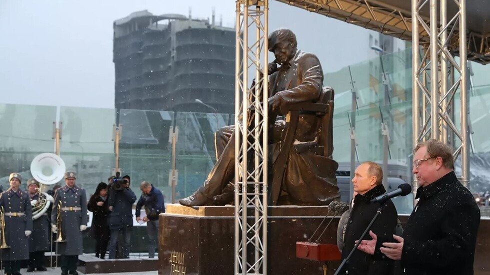 بوتين يفتتح نصب الكاتب الروسي دانييل غرانين في بطرسبورغ