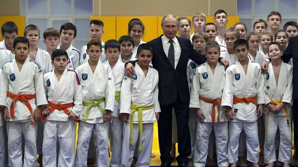 بوتين يزور النادي الذي تدرب فيه الجودو (فيديو)