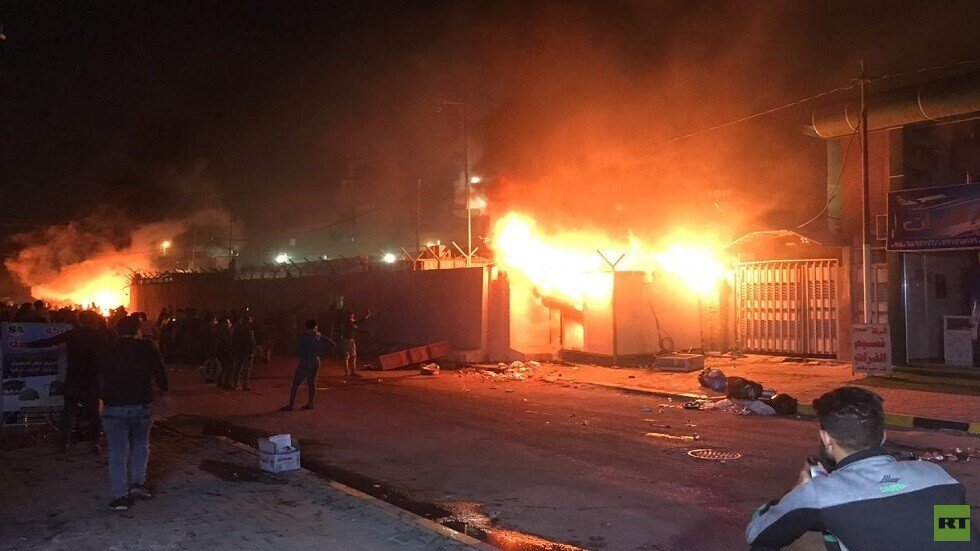 محتجون عراقيون يحرقون مبنى القنصلية الإيرانية في النجف