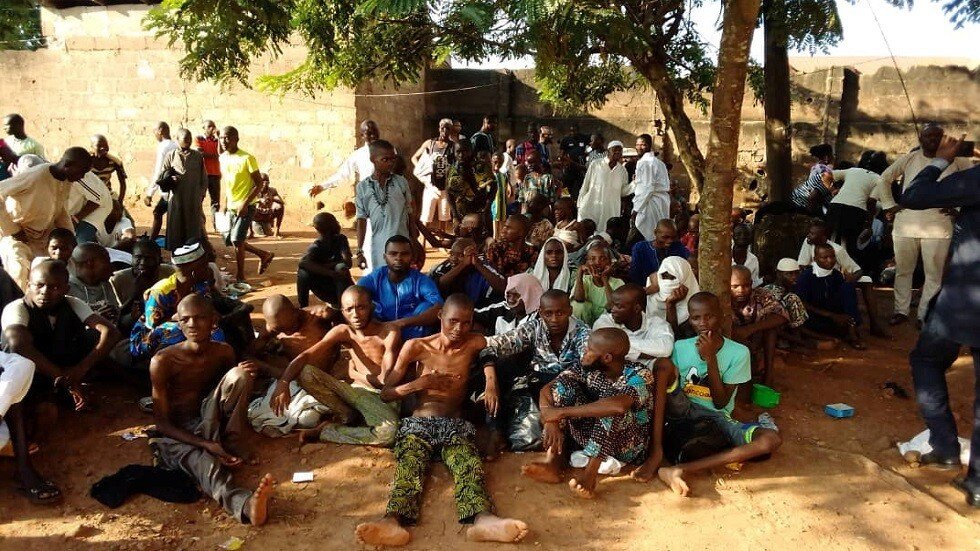 نيجيريا تطلق سراح 1000 معتقل بينهم 5 نساء