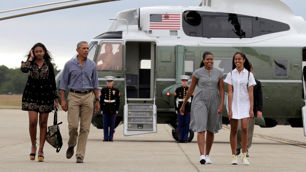 صورة جديدة لـ" آل أوباما " تثير الإعجاب