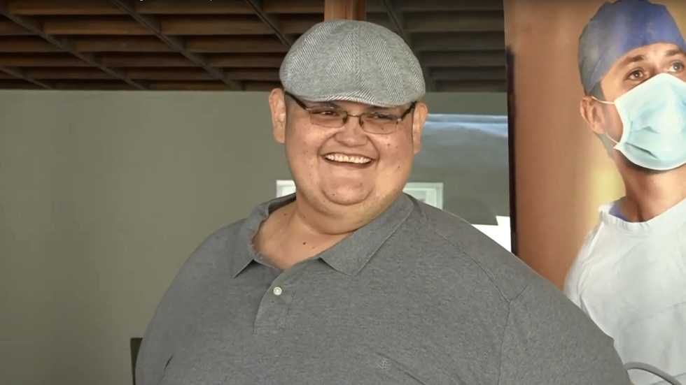 "أسمن رجل في العالم" يقف على قدميه للمرة الأولى (صور + فيديو)