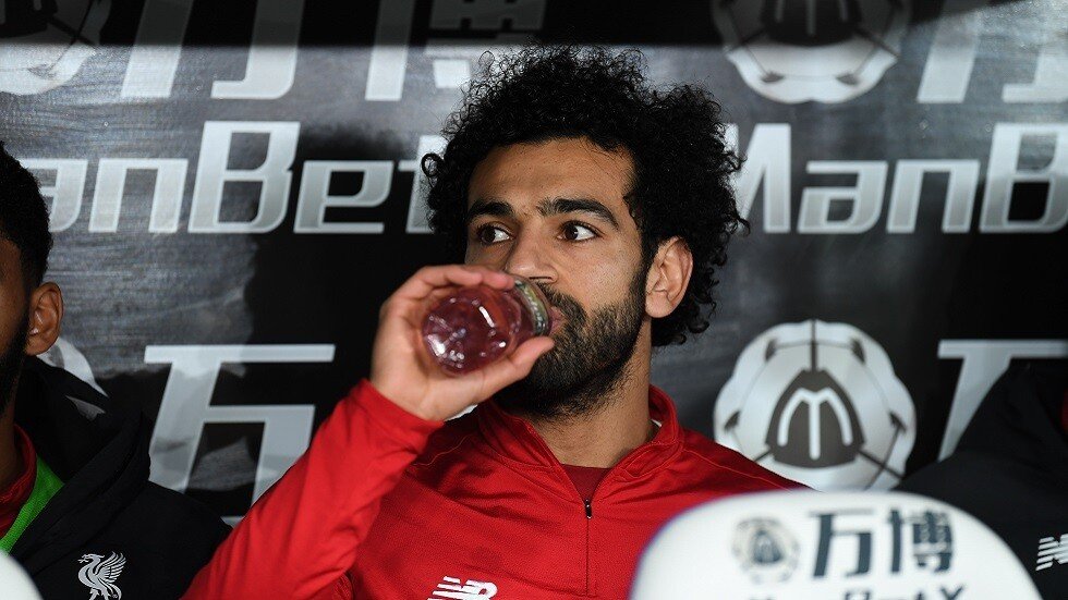 النجم المصري صلاح يلعب كرة السلة