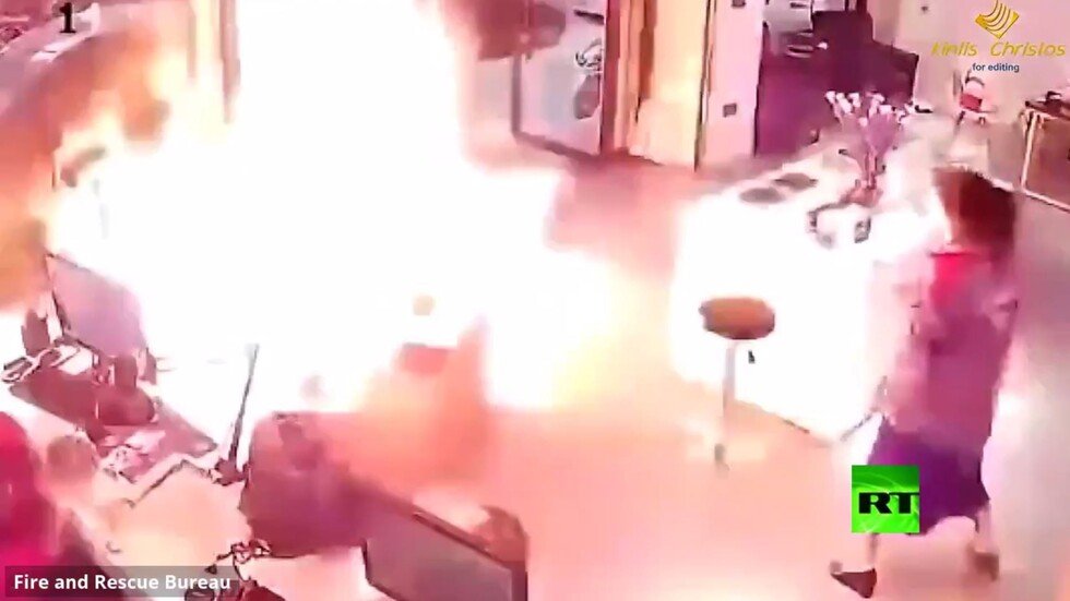 لحظة انفجار بطارية أثناء شحنها