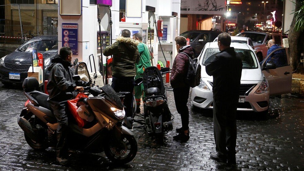 لبنان.. احتجاجات وإغلاق شوارع جراء إضراب مفتوح لمحطات الوقود