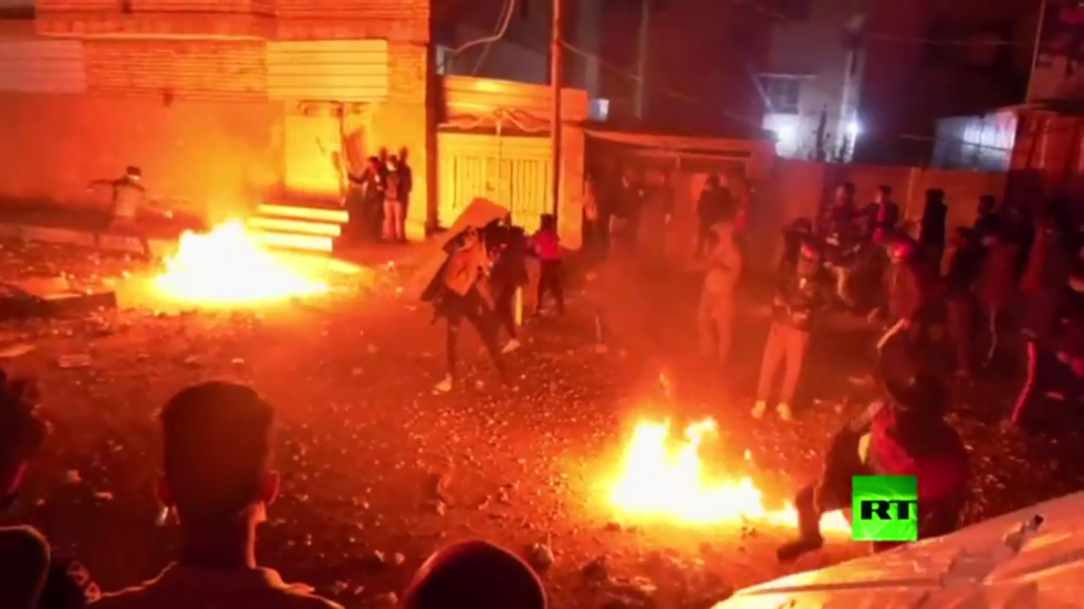 كربلاء.. تراشق بالحجارة والزجاجات الحارقة بين المتظاهرين والشرطة