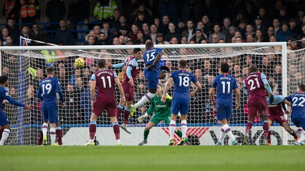 حارس مرمى يجهش بالبكاء بعد حفاظه على عذرية شباكه في مباراة تاريخية (فيديو)