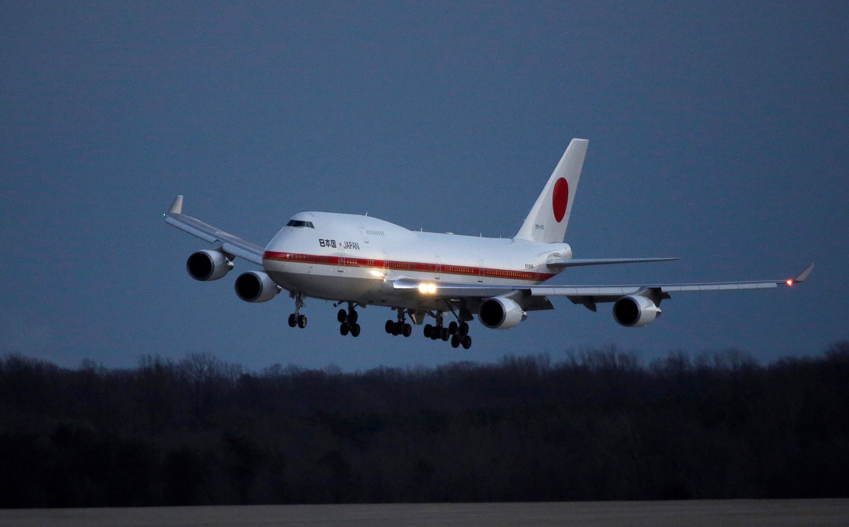 إطفاء حريق في طائرة رئيس الوزراء الياباني وهي في طريقها إلى تايلاند