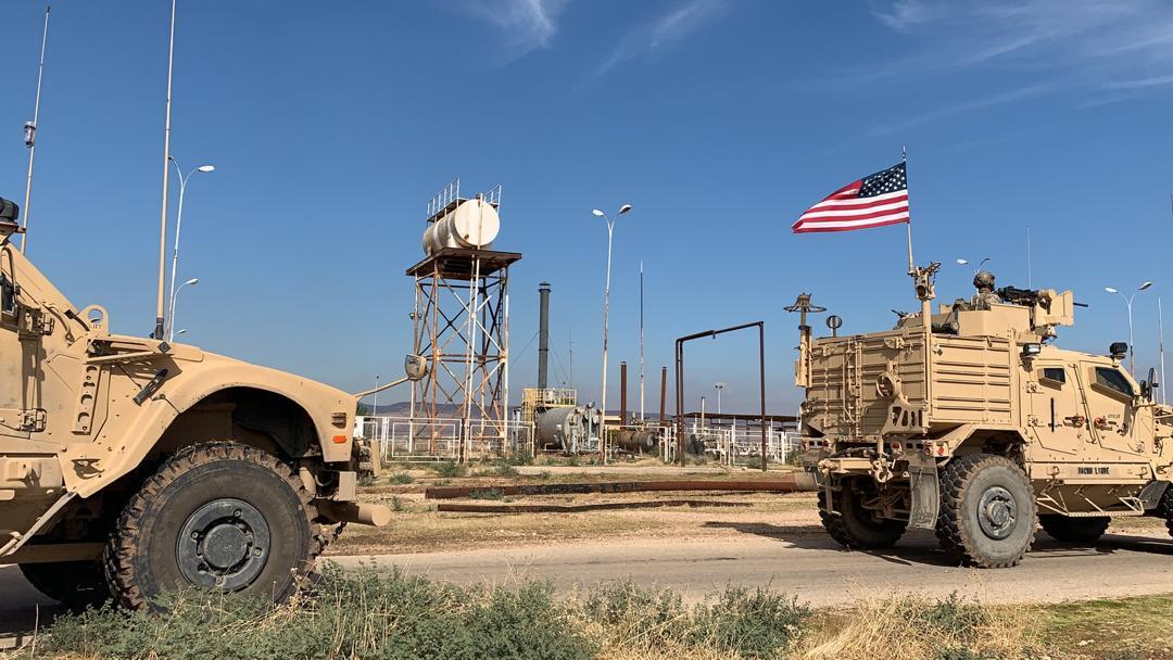 دورية أمريكية تتفقد حقول النفط بشمال شرقي سوريا (صور)