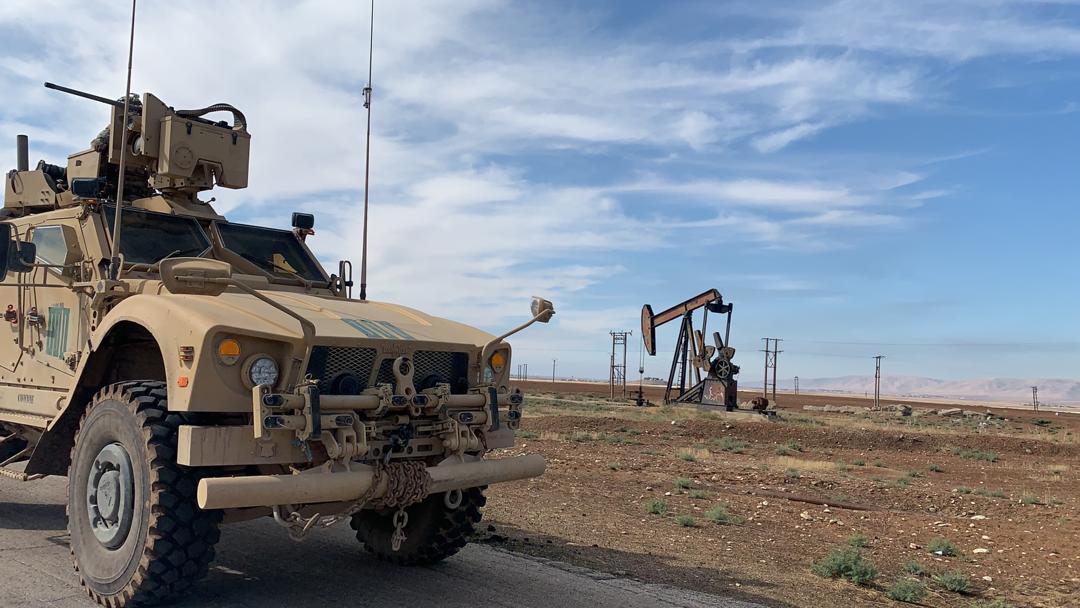 دورية أمريكية تتفقد حقول النفط بشمال شرقي سوريا (صور)