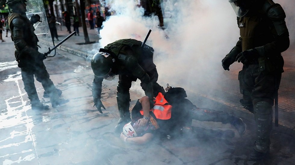 رئيس تشيلي يدافع عن الشرطة المتهمة باضطهاد المتظاهرين