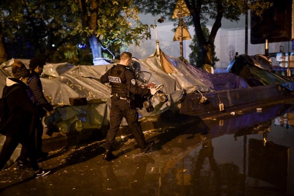 إخلاء أكبر مخيمين للمهاجرين المخالفين في باريس (صور)