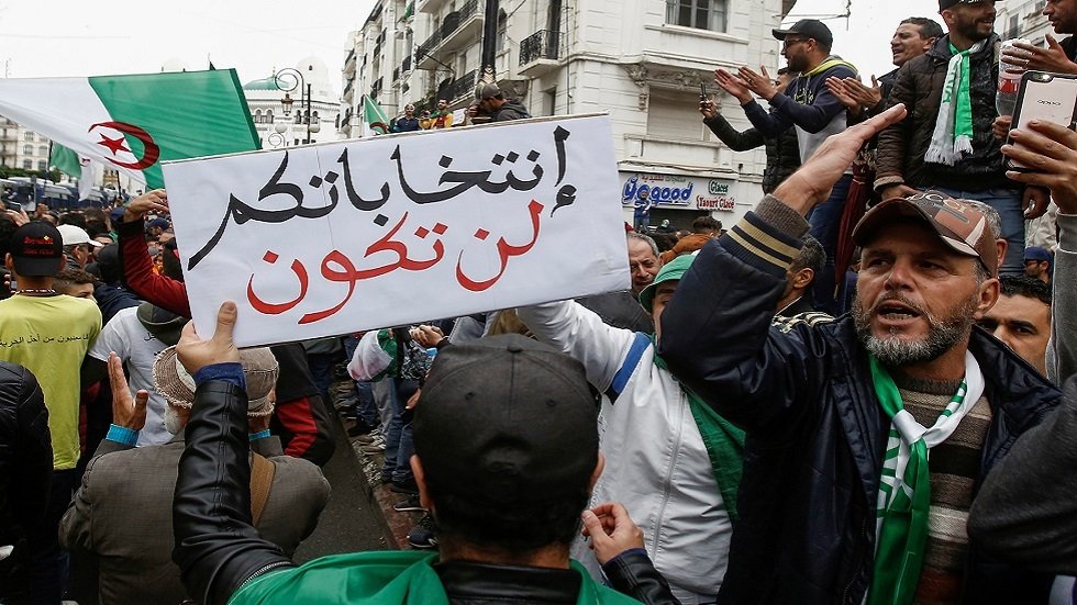 متظاهرو الجزائر يهتفون ضد الانتخابات و