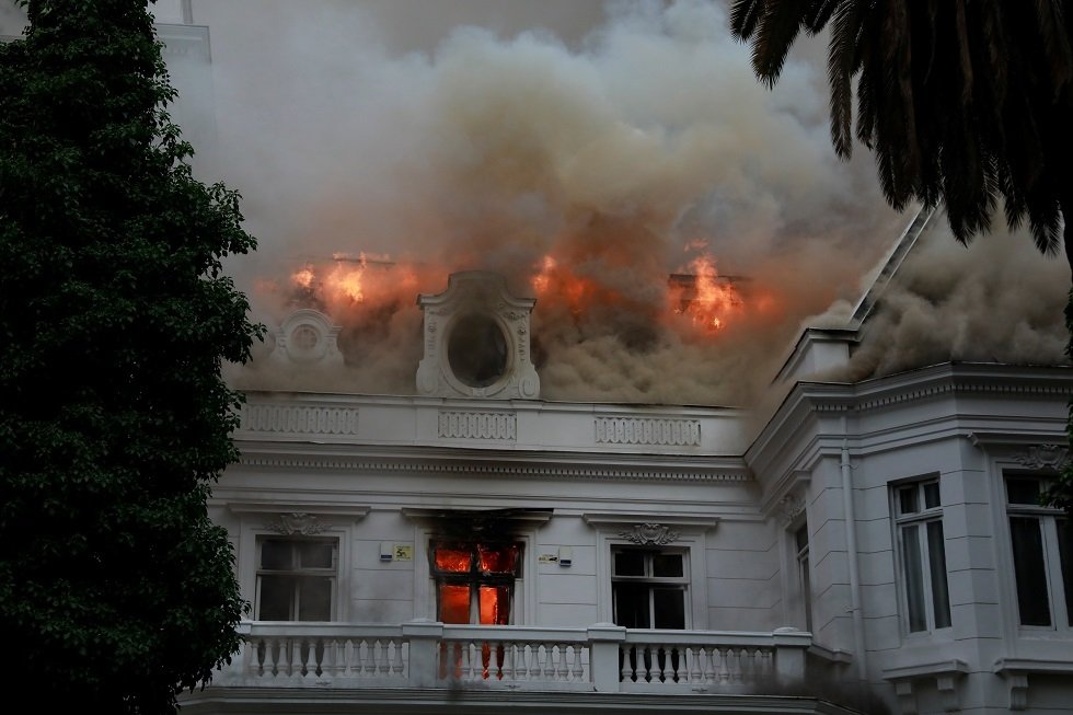 متظاهرو تشيلي يحرقون جامعة خاصة وينهبون كنيسة تاريخية (صور)