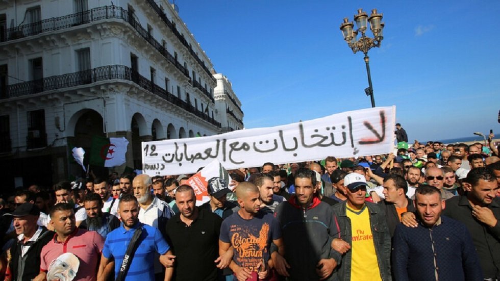 وزير جزائري: التغيير الذي يتطلع إليه الشعب غير ممكن دون مؤسسات