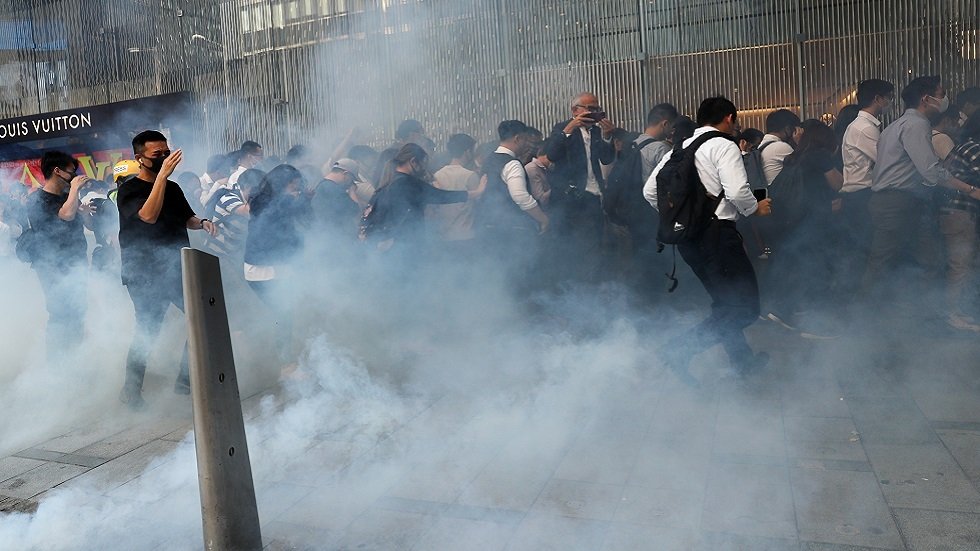 وسائل إعلام: شرطة هونغ كونغ تفتح النار على المحتجين