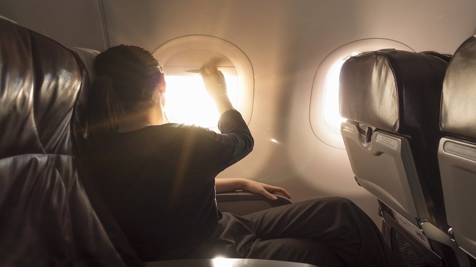 لماذا يجبر المسافرون على فتح ستائر نوافذ الطائرة عند الإقلاع والهبوط؟