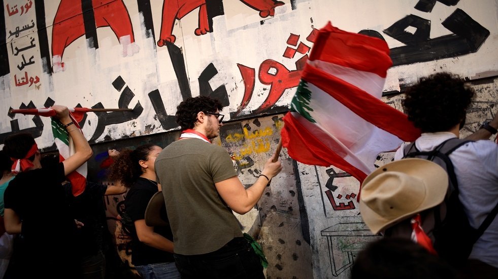 مراسلنا: محتجون يؤكدون سقوط قتيل عند مثلث خلدة بالقرب من مطار بيروت