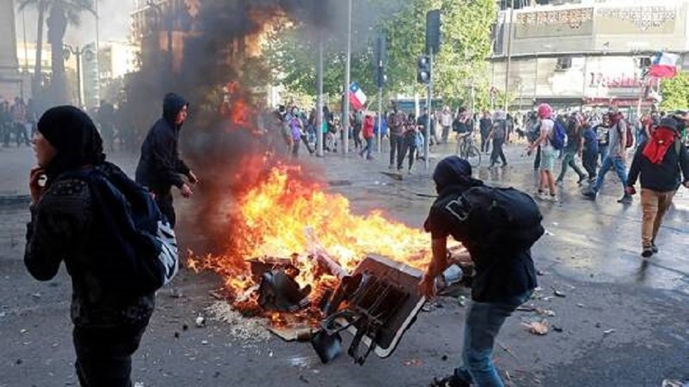 تصاعد المواجهات بين المتظاهرين والشرطة في تشيلي وتراجع قياسي للعملة