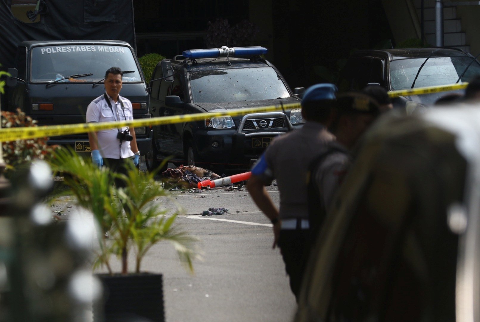 إندونيسيا.. تفجير انتحاري يهز مقرا للشرطة في سومطرة