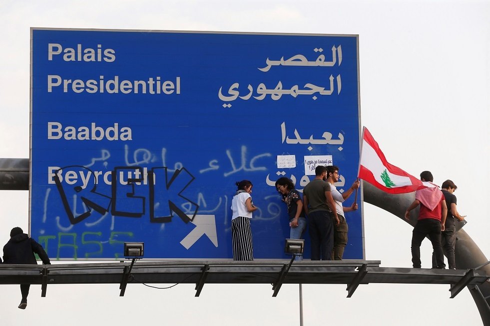 المحتجون ينصبون خياما للمبيت على طريق القصر الجمهوري في بيروت