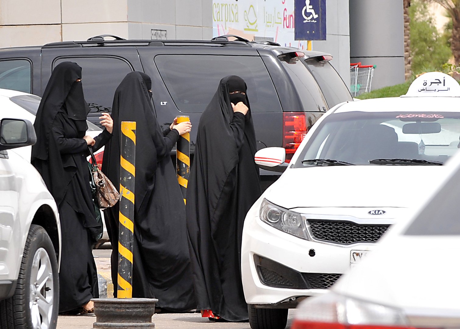 النيابة العامة في السعودية تنتصر لمطلقة ظلمها أهلها!