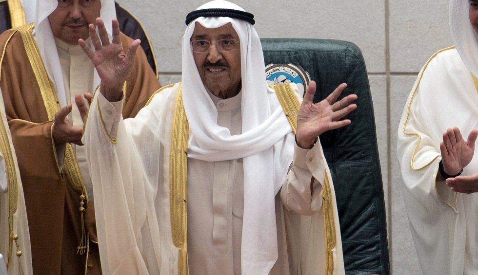 أمير الكويت يقبل استقالة حكومة بلاده
