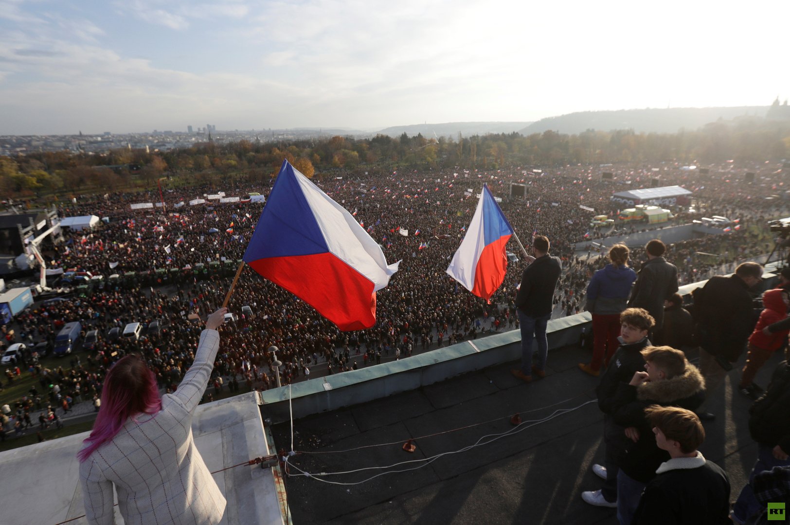 التشيك.. آلاف المتظاهرين يطالبون رئيس الوزراء بالاختيار بين منصبه وملياراته