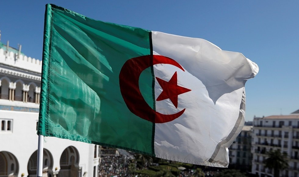 رئيس جزائري سابق يعود للظهور بعد غياب طويل (صورة)