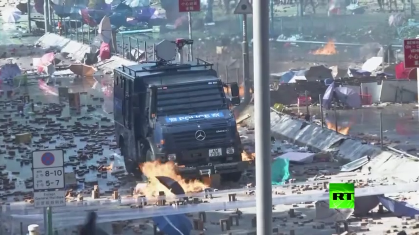مواجهات حامية الوطيس بين شرطة هونغ كونغ وطلاب جامعيين (فيديو)