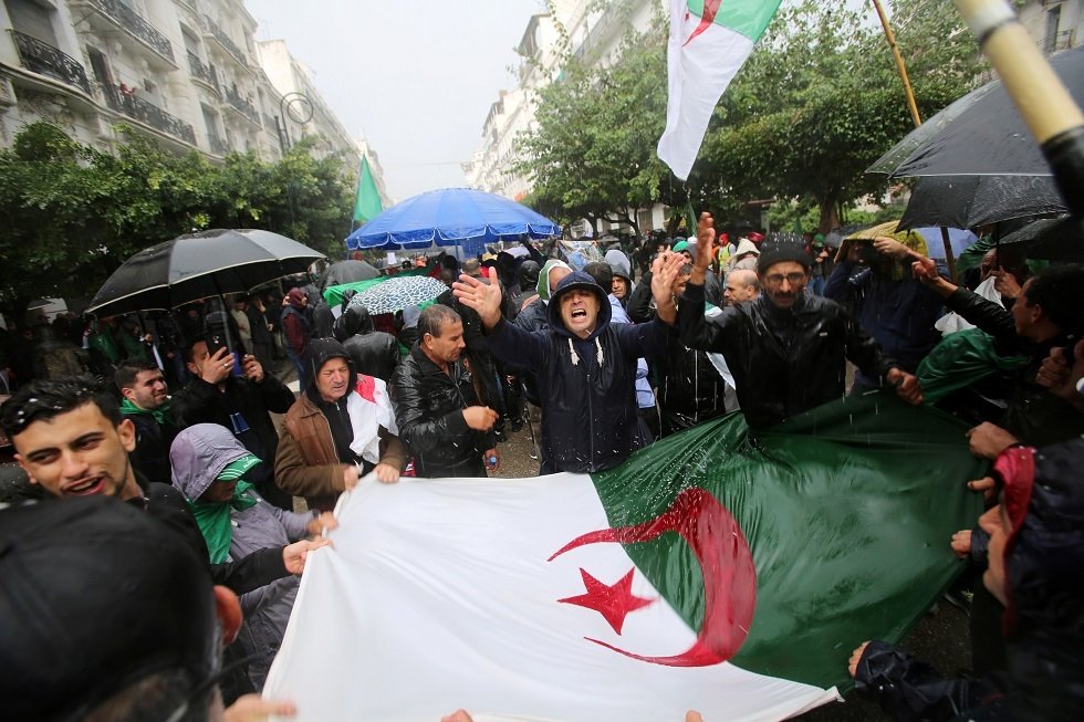 الجزائر.. محكمة تقضي بسجن 4 محتجين لـ 