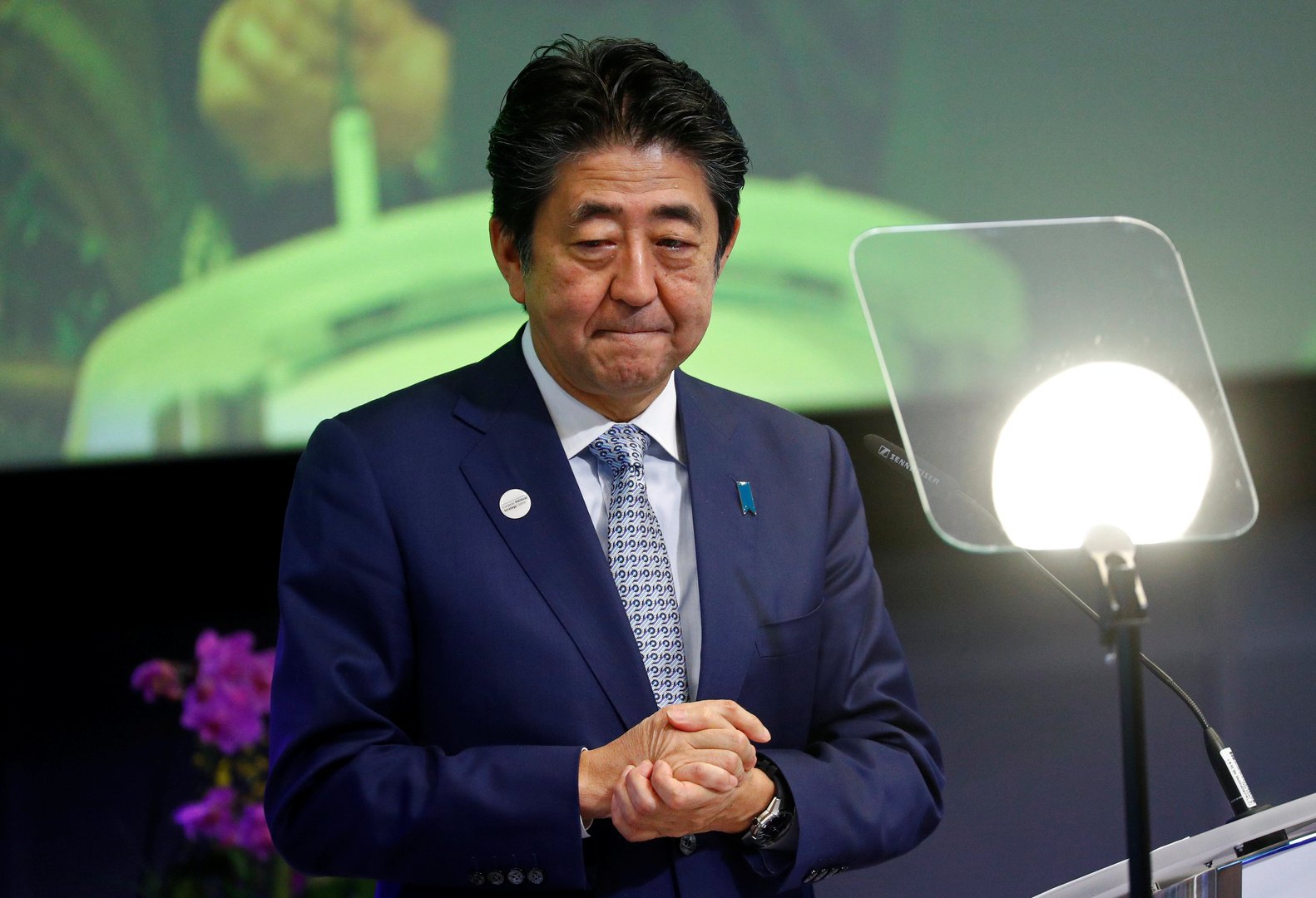 رئيس الوزراء الياباني شينزو آبي يضرب رقما قياسيا