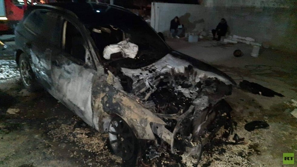 المستوطنون يحرقون مركبات الفلسطينيين ويخطون شعارات عنصرية بنابلس (صور)